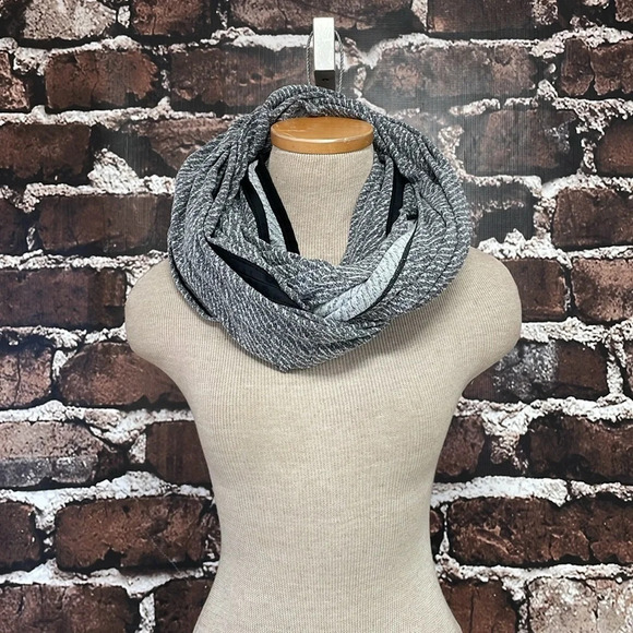 Lululemon Women's Scarf Vest Grey Snaps Arm Holes - Picture 5 of 9